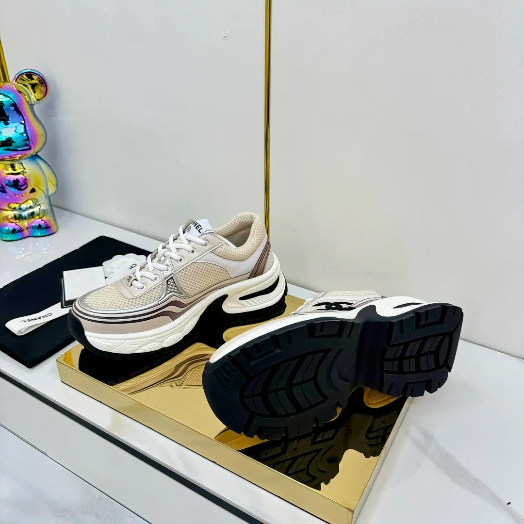 👟👟Ex-factory price 680👟👟 Upgraded version, upgraded version, upgraded version! No rebuttal accepted! ! ! ! Chanel Chanel panda shoes! 2025 counter's top casual sports shoes. This classic design; the upper is electro-embroidered with a variety of techniques; the outsole is fashionable and sporty; the unusual inclusion of a variety of color matching elements... The diversified mix and match is very good-looking and versatile, and can be used for leisure, fashion, sports, and outdoor... ꫛꫀꪝ Go➫ Materials: ❶Upper made of: original imported first-layer silk cowhide + original waterproof cloth + original first-layer cowhide ❷Inner lining: Original Yangli+Net ❸Outsole based on: Original TPU combination outsole Counter boutique packaging complete set for women 35–41 👉 👉 👉 👉